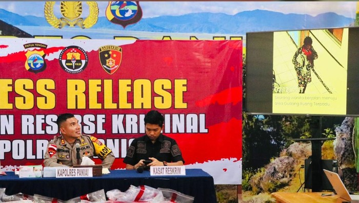 Polisi selidiki dugaan kesengajaan kebakaran RSUD Paniai. Dua terduga pelaku terekam CCTV sebelum api menghanguskan gedung.