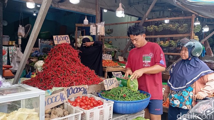 Harga Cabai Merah-Bawang Stabil di Pasar Sukaramai Medan Hari Ini