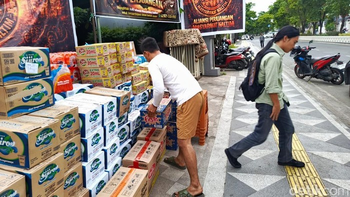 Salah satu posko Aliansi Perjuangan Masyarakat Kalimantan Timur yang menerima bantuan logistik.