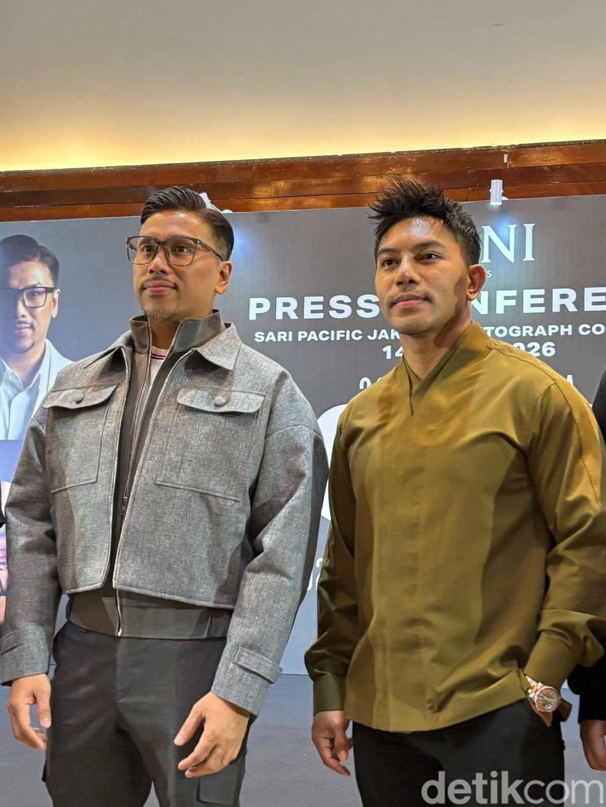 Sammy Simorangkir (dua dari kiri) dan promotor Enjoy Live Experience menggelar konferensi pers konser 20 Tahun Suara Sammy Simorangkir (20SSS) di Hotel Sari Pacific Jakarta, Selasa (14/4/2026).