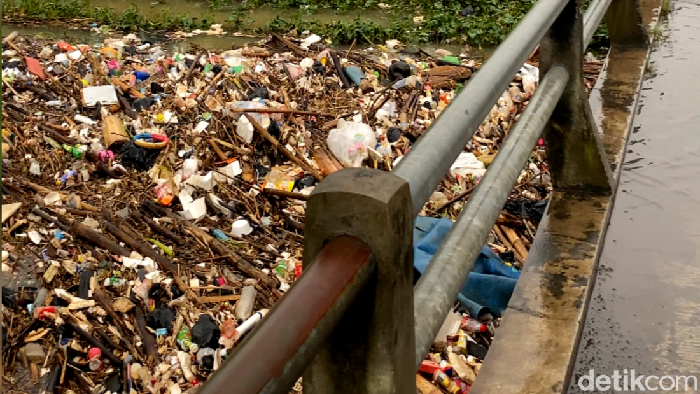Sampah menumpuk di bawah jembatan penyebrangan motor yang berada di aliran Sungai Cikeruh.