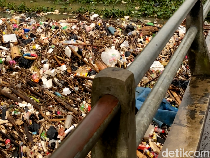 Tumpukan Sampah dan Bau Menyengat di Pintu Air Sungai Cikeruh