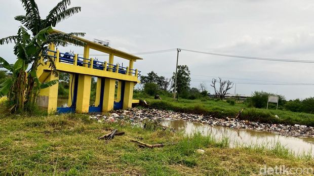 Sampah menumpuk di bawah jembatan penyebrangan motor yang berada di aliran Sungai Cikeruh. Sampah menumpuk di bawah jembatan penyebrangan motor yang berada di aliran Sungai Cikeruh.