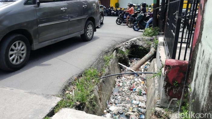 Sampah menumpuk di drainase Jalan Gurilla, Kota Medan. (Rechtin Hani Ritonga/detikSumut)