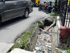 Sampah Menumpuk di Drainase Jalan Gurilla Dekat Rumah Pribadi Wawalkot Medan