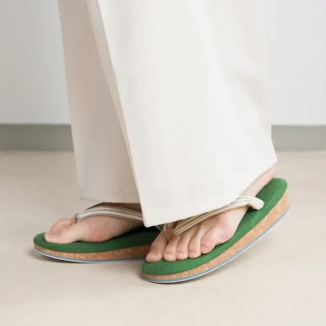 Wow! Sandal Jepang Ini Diwarnai Bubuk Matcha Asli dari Kyoto