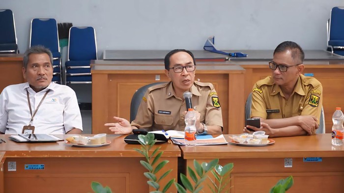 Sekda Kabupaten Sukabumi, Ade Suryaman (tengah).