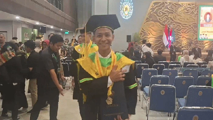Selebrasi tiris alias ice cold Beckham Putra usai wisuda.
