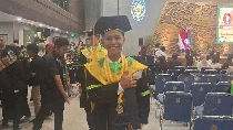 Selebrasi Tiris di Momen Beckham Putra Wisuda