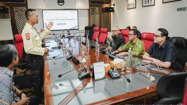 Seorang petugas keamanan dalam (PKD) mencegah penumpang memaksa naik KRL yang sudah penuh di Stasiun Manggarai. Aksi sigap PKD tersebut diapresiasi KAI. (dok istimewa)