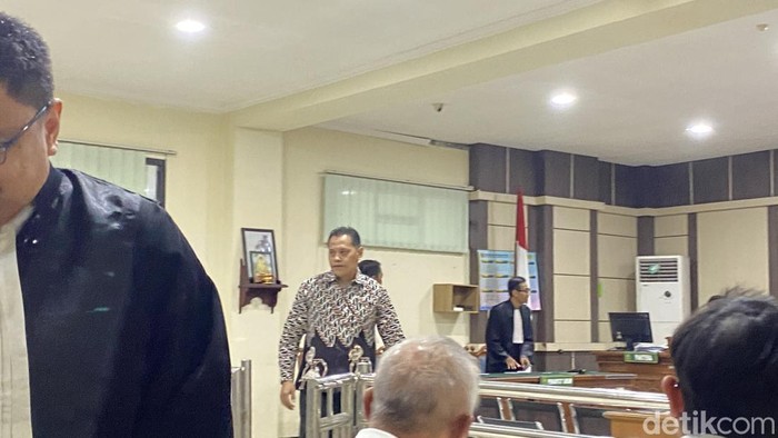 Sidang putusan Eks Sekda Klaten, Jajang Prihono (batik coklat) di Pengadilan Tipikor Semarang, Kecamatan Semarang Barat, Kota Semarang, Rabu (15/4/2026).