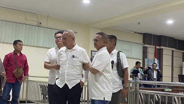 Pecah tangis keluarga eks sekda Klaten, Jaka Sawaldi usai mendengar vonis hakim.