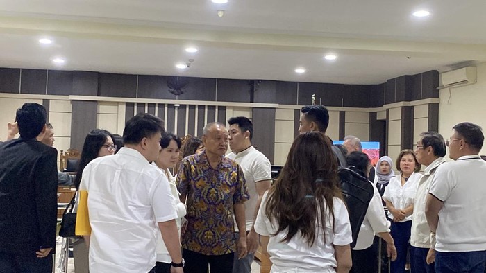 Sidang putusan Komisaris PT Matahari Makmur Sejahtera (MMS), Jap Ferry Sanjaya (baju batik) di Pengadilan Tipikor Semarang, Kecamatan Semarang Barat, Kota Semarang, Rabu (15/4/2026).