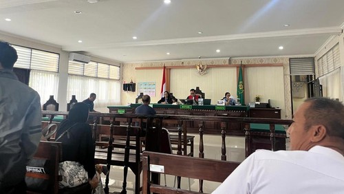 Sidang tipiring terhadap dua warga yang membuang sampah sembarangan di Badung, Rabu (15/4/2025). (Foto: Dok. Satpol PP Badung)