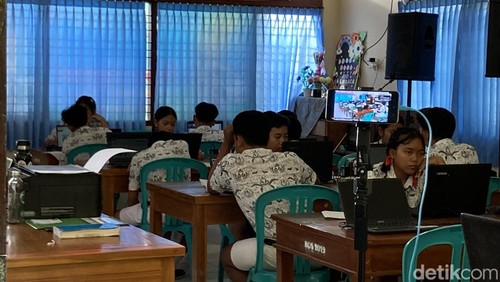 Siswa SMP Negeri 1 Dawan, Kabupaten Klungkung tengah melaksanakan Tes Kemampuan Akademik (TKA) 2026 di ruang perpustakaan. Fatih Kudus Jaelani/detikBali.