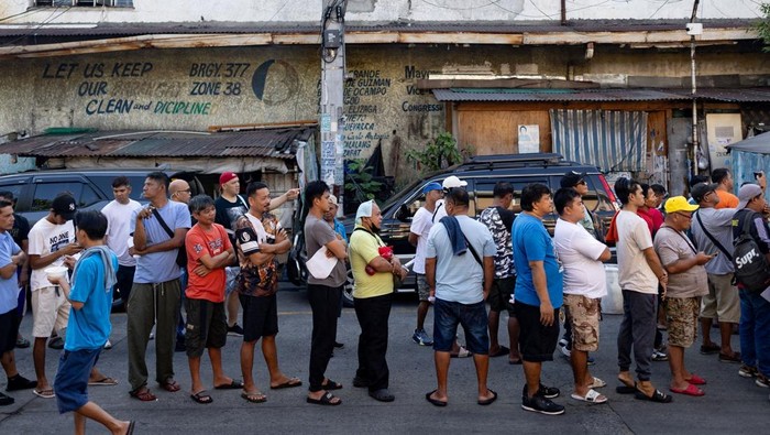 Jeepney drivers gather to receive cash aid from the government amid rising fuel prices due to disruptions caused by the Iran war, in Manila, Philippines, April 15, 2026. REUTERS/Eloisa Lopez
