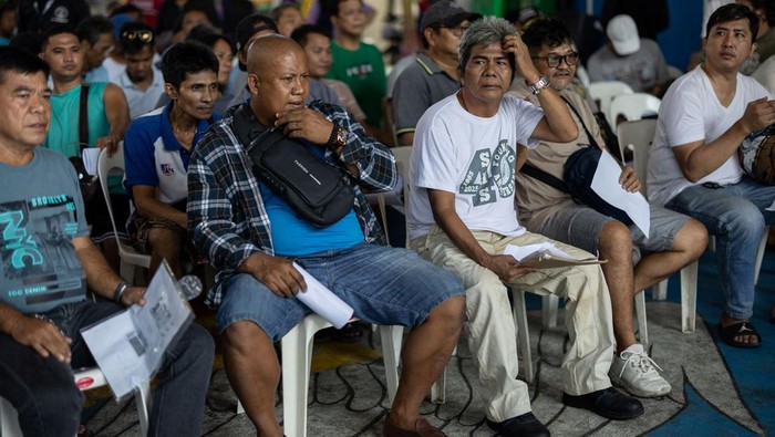 Jeepney drivers gather to receive cash aid from the government amid rising fuel prices due to disruptions caused by the Iran war, in Manila, Philippines, April 15, 2026. REUTERS/Eloisa Lopez