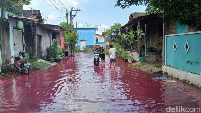 Suasana di RW 06 Joyotakan, Solo, yang air banjirnya berwarna merah, Rabu (15/4/2026)