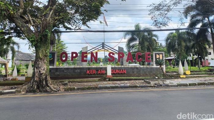 Suasana sepi dan terbengkalai taman Kertawangunan Kuningan