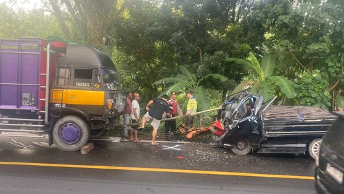 Tabrakan maut truk vs pikap di Jalan Denpasar-Gilimanuk, Banjar Dinas Bonean, Desa Antap, Kecamatan Selemadeg Barat, Tabanan, Bali, Rabu (15/4/2026). (Foto: Dok. Humas Polres Tabanan)