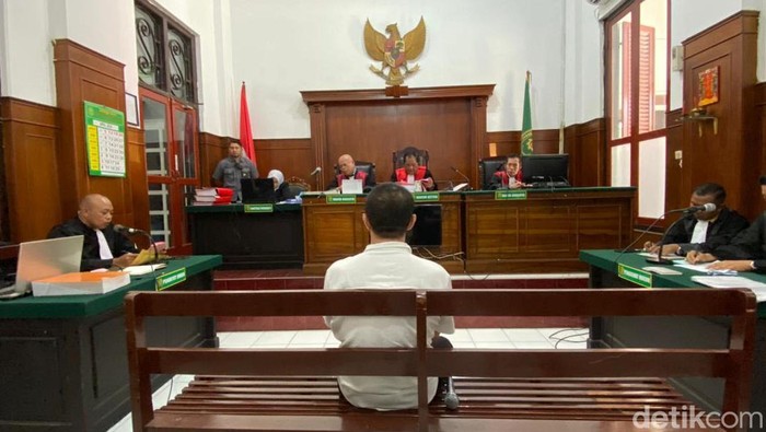 Tampang Samuel Jalani Sidang Perdana Kasus Perusakan Rumah Nenek Elina