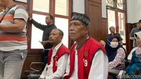 Terdakwa lainnya dalam kasus ini juga hadir yakni Sugeng Yulianto dan Mohammad Yasin. Sidang kali dengan agenda pembacaan dakwaan.