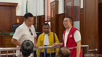 Sidang dimulai tepat pukul 12.00 WIB. Pantauan di lokasi, suasana sidang tampak tenang tanpa ada kericuhan, meski kursi di ruang sidang terisi penuh oleh pengunjung yang ingin menyaksikan jalannya perkara.