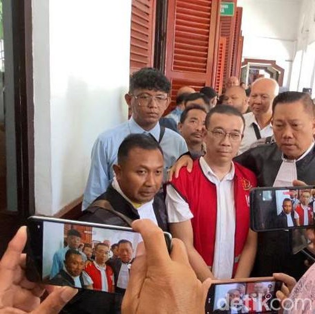Tampang Samuel Jalani Sidang Perdana Kasus Perusakan Rumah Nenek Elina
