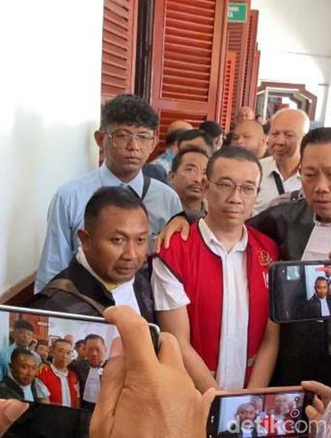 Tampang Samuel Jalani Sidang Perdana Kasus Perusakan Rumah Nenek Elina