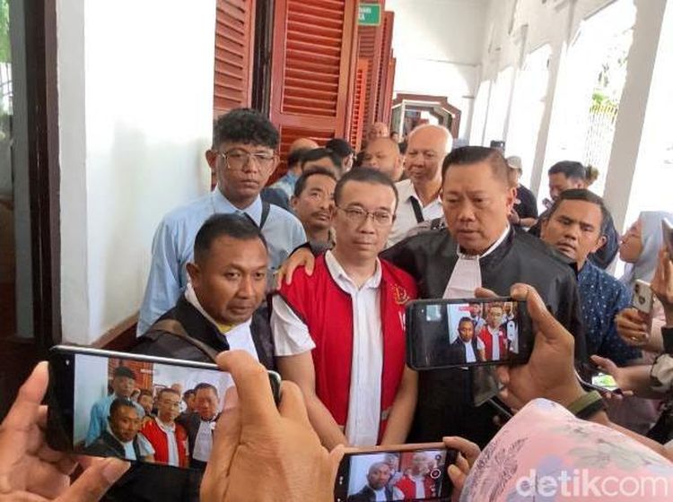 Tampang Samuel Jalani Sidang Perdana Kasus Perusakan Rumah Nenek Elina