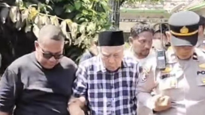Tangkapan layar video viral pensiunan dokter di Padangsidimpuan dieksekusi dari rumahnya akibat sengketa warisan. (Tangkapan layar)
