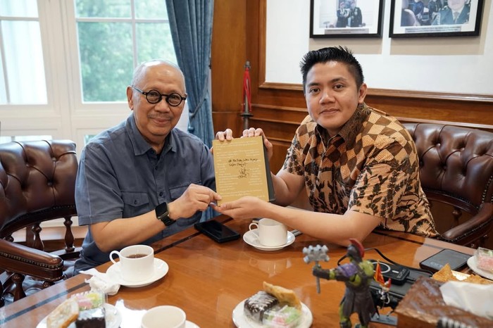 Momen Ultah Seskab Teddy, Dapat Kejutan di Pesawat hingga Kue dari Prabowo