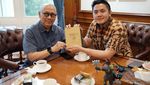 Momen Ultah Seskab Teddy, Dapat Kejutan di Pesawat hingga Kue dari Prabowo