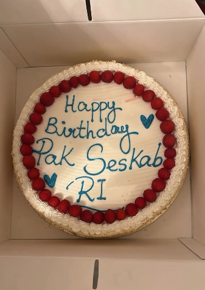 Momen Ultah Seskab Teddy, Dapat Kejutan di Pesawat hingga Kue dari Prabowo