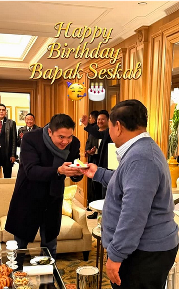 Momen Ultah Seskab Teddy, Dapat Kejutan di Pesawat hingga Kue dari Prabowo