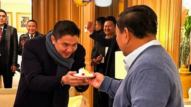 Momen Ultah Seskab Teddy, Dapat Kejutan di Pesawat hingga Kue dari Prabowo