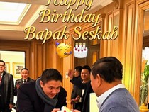 Momen Ultah Seskab Teddy, Dapat Kejutan di Pesawat hingga Kue dari Prabowo