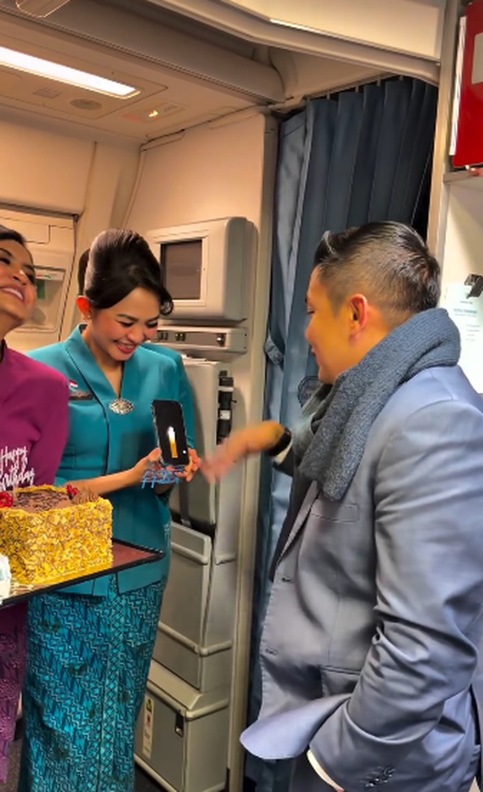 Momen Ultah Seskab Teddy, Dapat Kejutan di Pesawat hingga Kue dari Prabowo