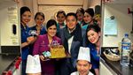 Momen Ultah Seskab Teddy, Dapat Kejutan di Pesawat hingga Kue dari Prabowo