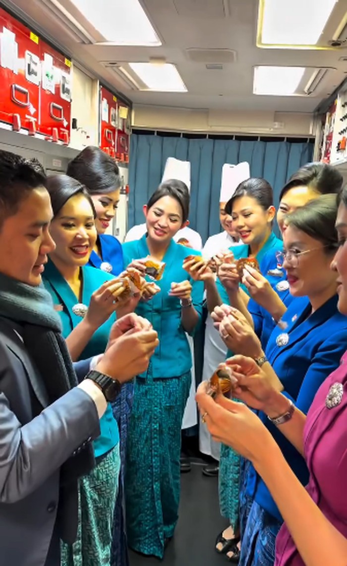 Momen Ultah Seskab Teddy, Dapat Kejutan di Pesawat hingga Kue dari Prabowo