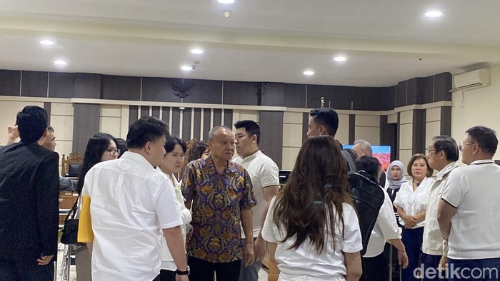 Sidang putusan Komisaris PT Matahari Makmur Sejahtera (MMS), Jap Ferry Sanjaya (kemeja batik) di Pengadilan Tipikor Semarang, Kecamatan Semarang Barat, Kota Semarang, Rabu (15/4/2026).