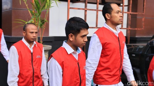 Terdakwa Sandy Firmansyah (dua dari kanan) saat digiring ke mobil tahanan Kejaksaan Negeri Gianyar seusai menjalani sidang di PN Gianyar, Rabu (15/4/2026). (Foto: Aryo Mahendro/detikBali)