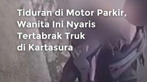 Video: Tiduran di Motor Parkir, Wanita Ini Nyaris Tertabrak Truk