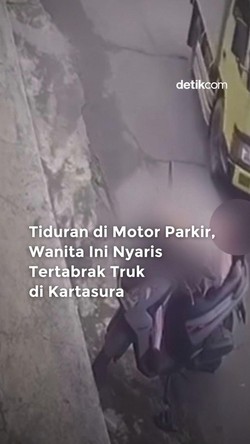 Video: Tiduran di Motor Parkir, Wanita Ini Nyaris Tertabrak Truk