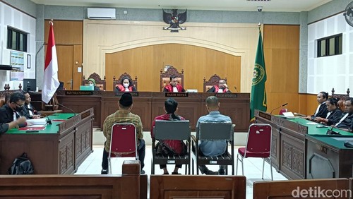Tiga terdakwa korupsi pembelian lahan MXGP Samota, Sumbawa menjalani sidang dakwaan di Pengadilan Tipikor Mataram, Rabu (15/4/2026).