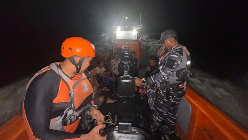 Tim SAR gabungan mengevakuasi 8 nelayan yang perahunya terbalik di Nusa Lembongan. dok.SAR Unit Siaga Nusa Penida, Selasa (14/4/2026). Video: Detik-detik evakuasi nelayan di perairan Nusa Lembongan.