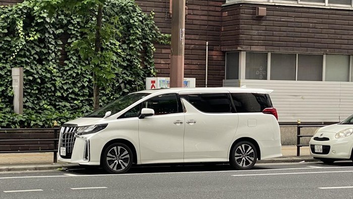 Toyota Alphard di Jepang.