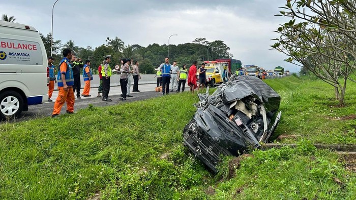 Toyota Hiace ringsek dan tercebur ke parit tol usai terlibat kecelakaan di Tol Semarang-Solo Km 445A, Rabu (15/4/2026).