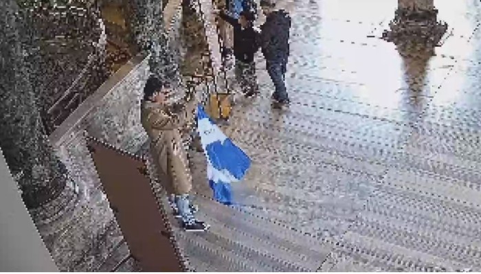 Turis kibarkan bendera bizantium di Hagia Sophia