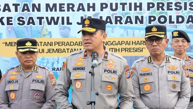 Wakapolda Riau Brigjen Hengki Haryadi melepas 120 personel Satgas Darurat Jembatan untuk pembangunan jembatan tahap II, Rabu (15/4/2026).